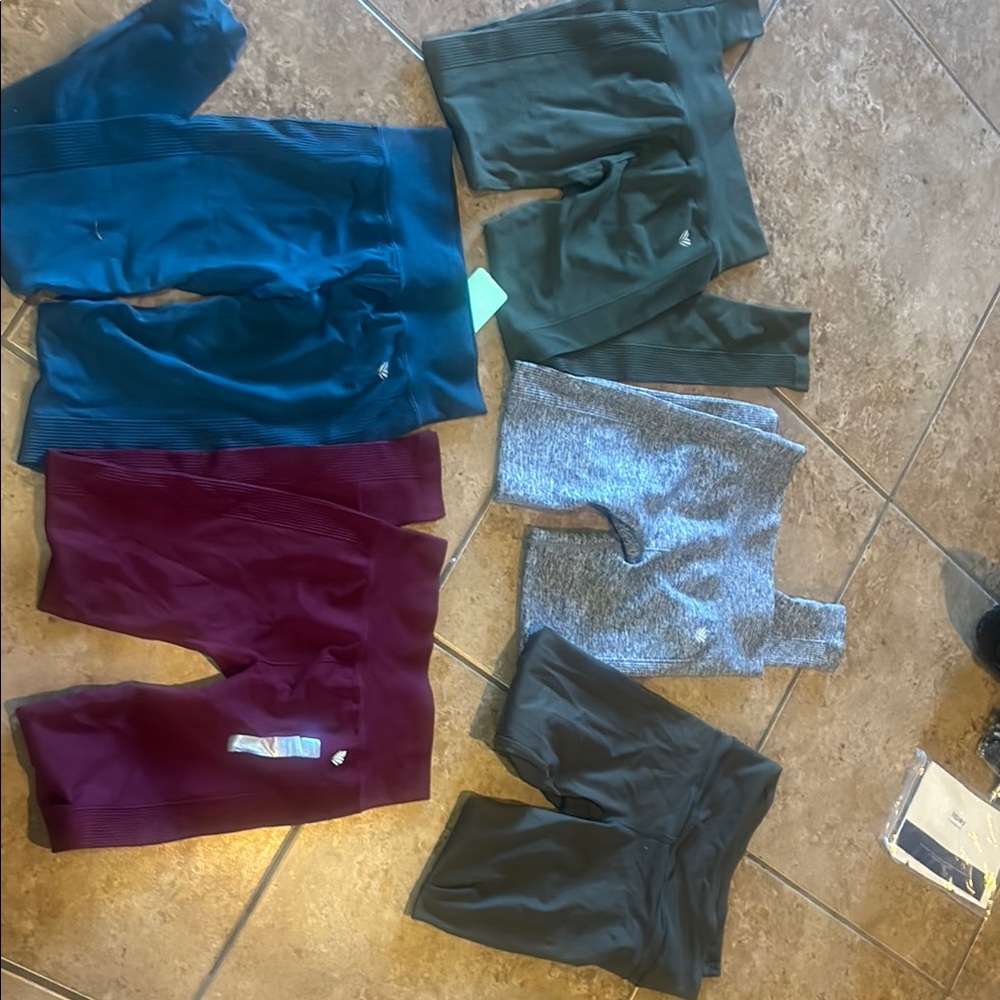 Bundle of workout leggings (never worn)